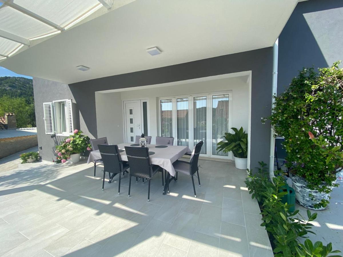 Holiday House Canis Zuljana Exterior photo